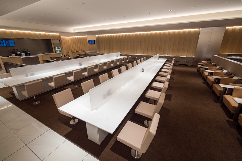 カウンター席。ラウンジ中央のカウンター席は対面の人と目が合いにくいよう磨りガラスのパーティションが立てられている