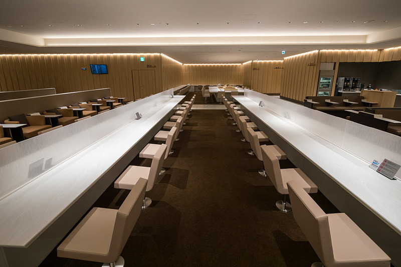 カウンター席。ラウンジ中央のカウンター席は対面の人と目が合いにくいよう磨りガラスのパーティションが立てられている