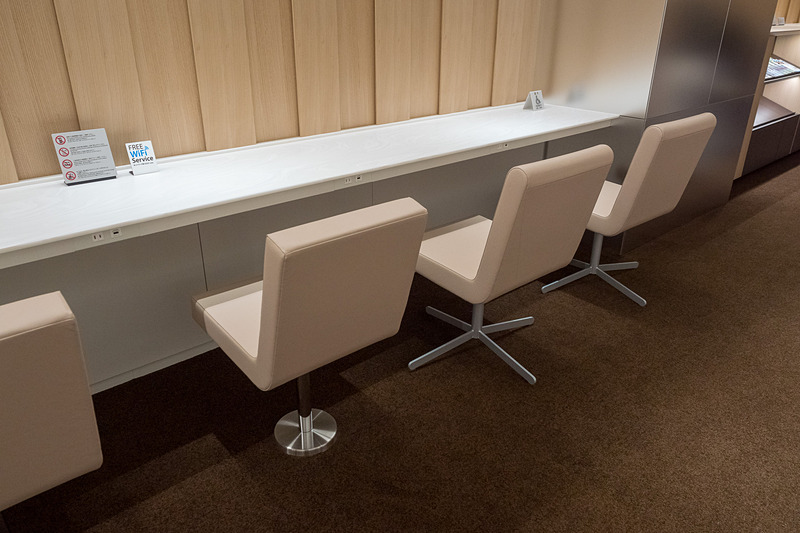 壁向きのカウンター席も設置。ラウンジ奥のカウンター席の一部が車椅子対応となっている