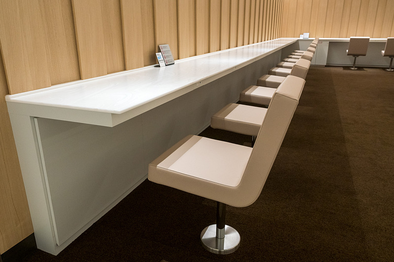 壁向きのカウンター席も設置。ラウンジ奥のカウンター席の一部が車椅子対応となっている