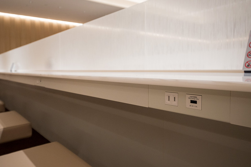 カウンタータイプの席はいずれもテーブル側面にAC電源とUSB電源を備える