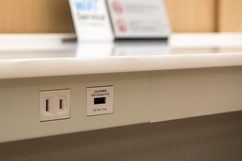 カウンタータイプの席はいずれもテーブル側面にAC電源とUSB電源を備える