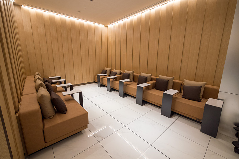 ベンチタイプのソファは2エリアを設けている。いずれも足下にAC電源とUSB電源を備える