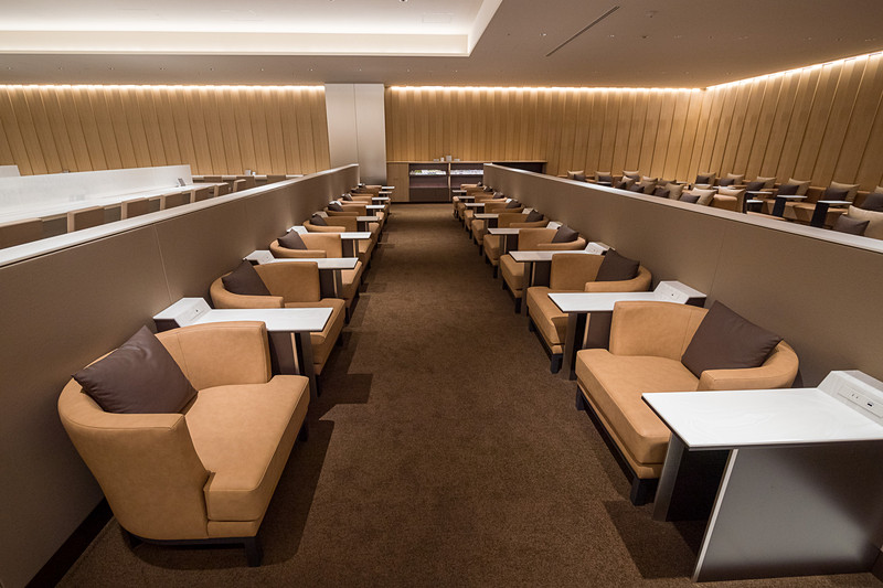 1人掛けソファ。サイドテーブルにAC電源とUSB電源を装備