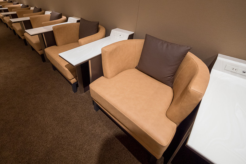 1人掛けソファ。サイドテーブルにAC電源とUSB電源を装備