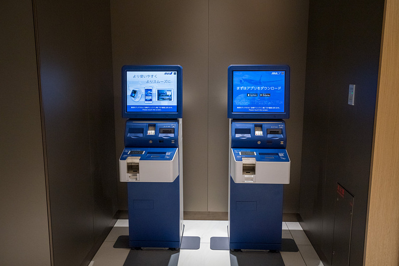 入口近くに設置されている自動チェックイン機