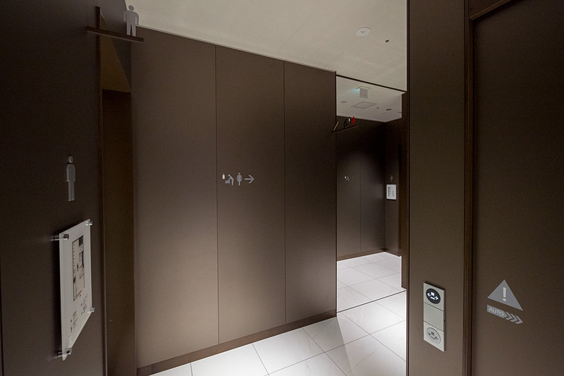 入口近くにお手洗いエリア。女性用トイレと授乳室は最奥部にある