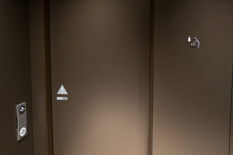 授乳室。ベンチとテーブル、おむつ交換台が用意されている