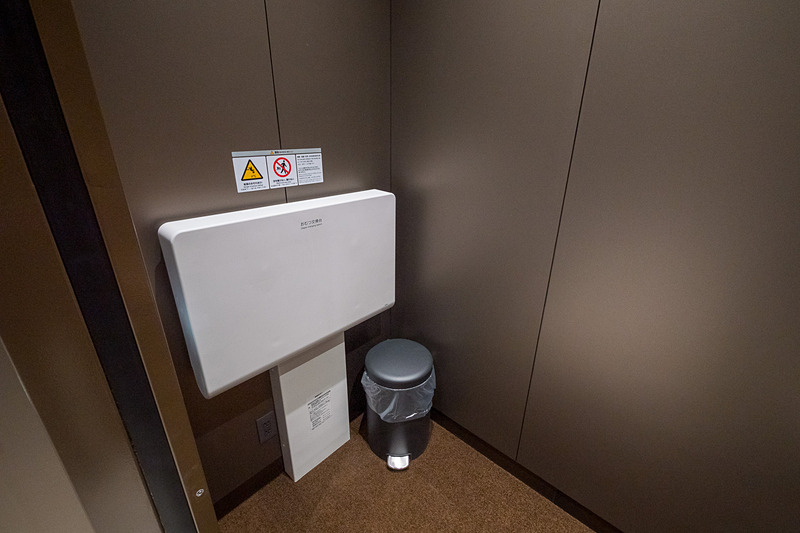 授乳室。ベンチとテーブル、おむつ交換台が用意されている