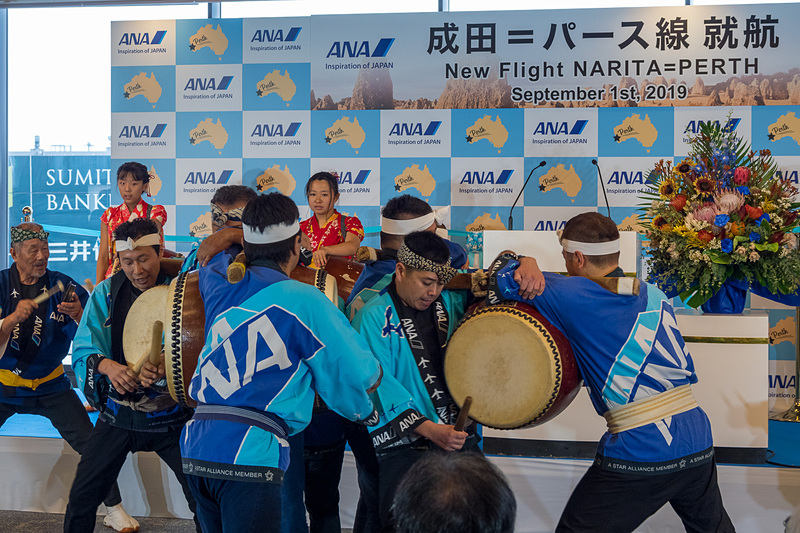 初便就航を記念したセレモニーで行なわれた「銚子はね太鼓」のパフォーマンス