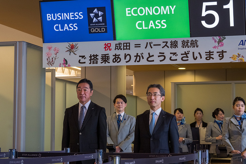 搭乗口でANA代表取締役社長の平子氏と、成田空港支店長の石田氏が歓迎
