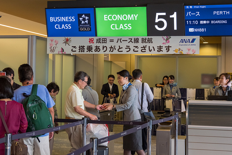 搭乗口の様子。ゲート通過後に記念品を配布