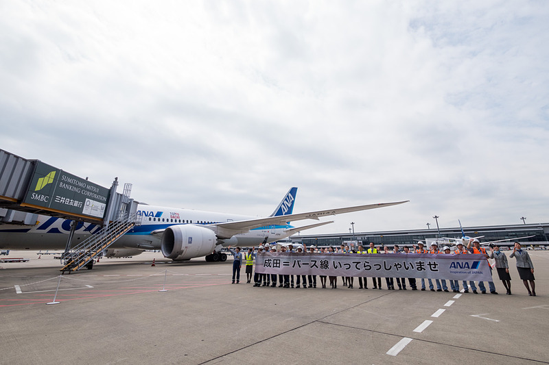 地上からもPBB（旅客搭乗橋）をわたる搭乗客を歓迎