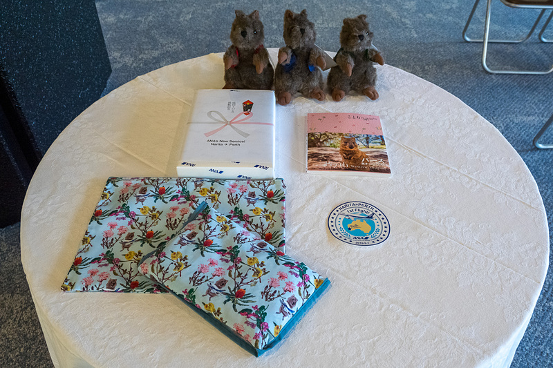 初便の搭乗記念品。オーストラリア南西部の固有種であるクオッカ（クアッカワラビー）のぬいぐるみや、クオッカが描かれたトラベルポーチなど