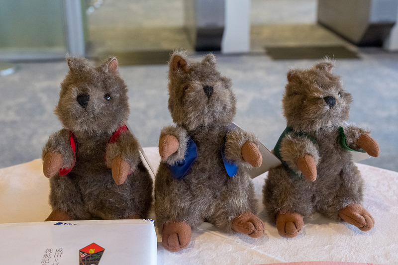 初便の搭乗記念品。オーストラリア南西部の固有種であるクオッカ（クアッカワラビー）のぬいぐるみや、クオッカが描かれたトラベルポーチなど