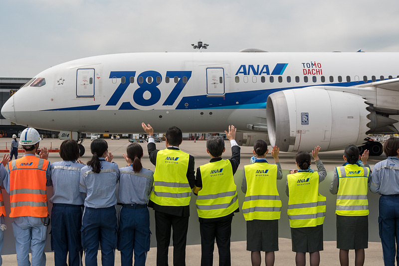 平子社長以下、多くのANAスタッフが横断幕を持ってお見送り