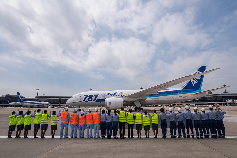 平子社長以下、多くのANAスタッフが横断幕を持ってお見送り