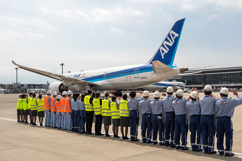 平子社長以下、多くのANAスタッフが横断幕を持ってお見送り