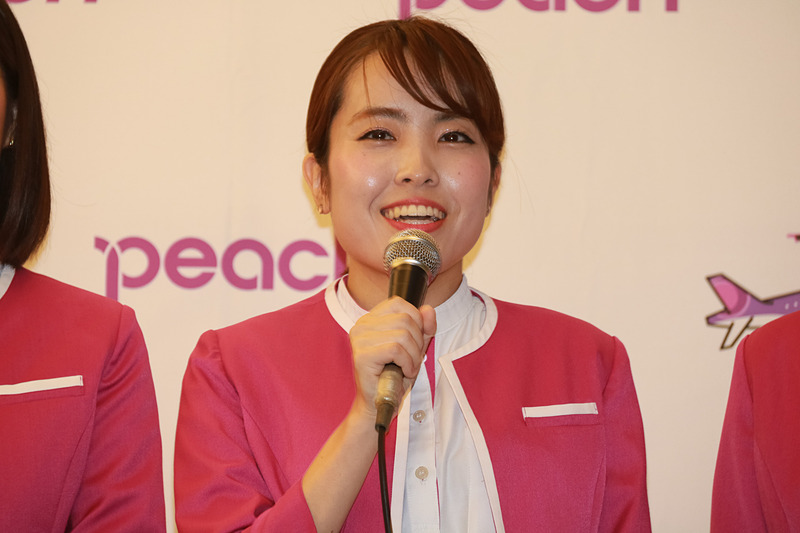 スピーチに立った4名のCA。左から長朶（ながた）さん、林下さん、竹腰さん、髙田さん。「THANKSセール・東京－札幌バトンタッチ、50席限定で片道820円。そのほかの路線もスペシャルプライスでご用意しております」とアピールした