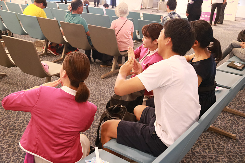 初便搭乗客に記念ステッカーをプレゼントしたり、一緒に記念撮影をするCAたち