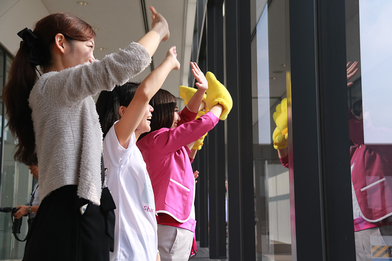 MM581便が見えなくなるまでビッグハンドを振ってCAAたちがお見送り