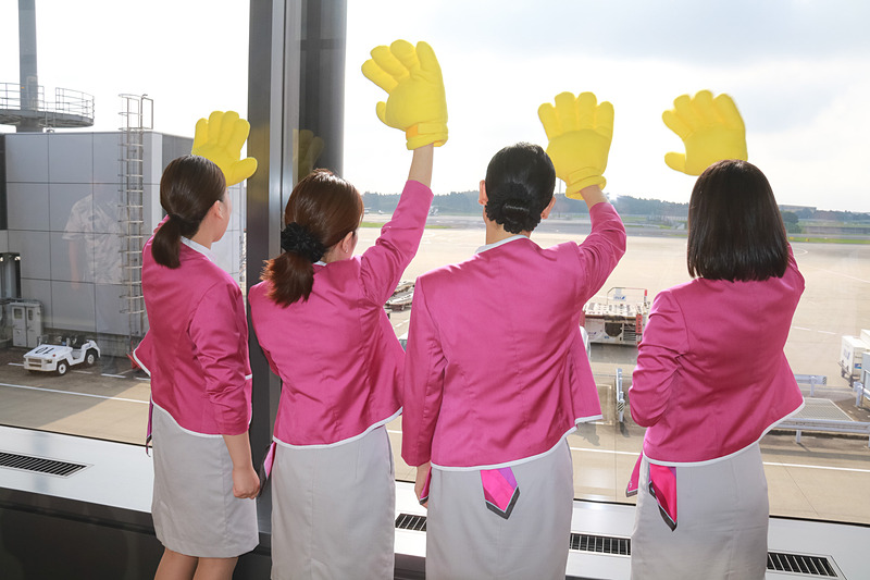MM581便が見えなくなるまでビッグハンドを振ってCAAたちがお見送り
