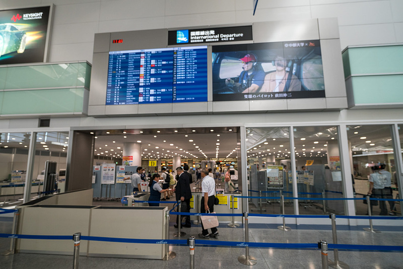 国際線保安検査場。面積拡張により入口の雰囲気が変わった