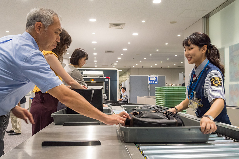 4名が同時に手荷物検査の準備が可能。並び順に関わらず準備を終えた人から順次検査を進める