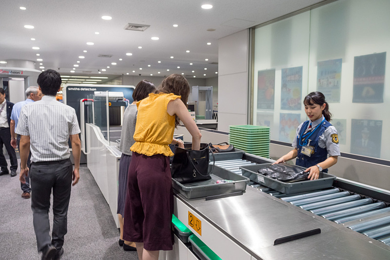 4名が同時に手荷物検査の準備が可能。並び順に関わらず準備を終えた人から順次検査を進める