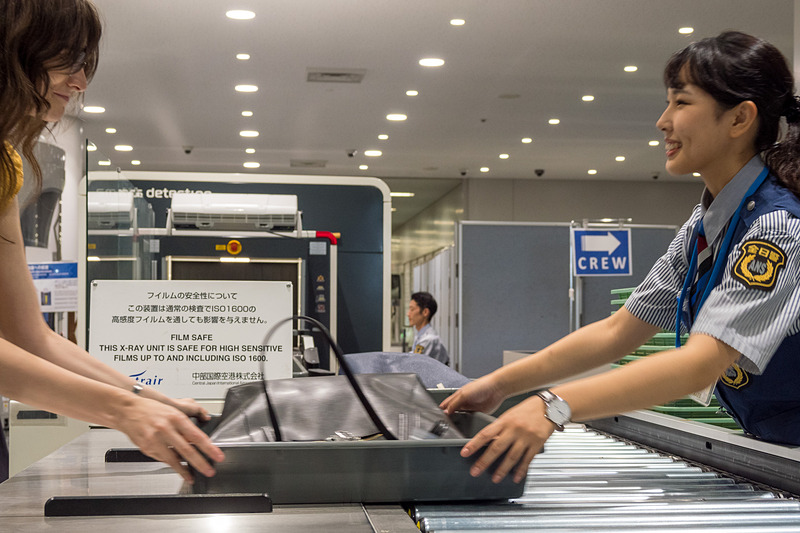 4名が同時に手荷物検査の準備が可能。並び順に関わらず準備を終えた人から順次検査を進める