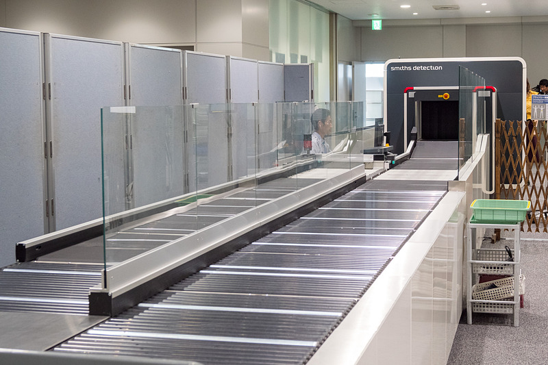 4名が同時に手荷物検査の準備が可能。並び順に関わらず準備を終えた人から順次検査を進める