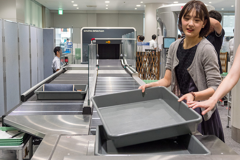 検査機通過後、追加の検査が必要なトレイは自動的にリジェクトレーンへと振り分けられ、開披検査などが行なわれる。検査終了後のトレイは所定の場所に積み上げておくことで自動的に準備台へと戻る