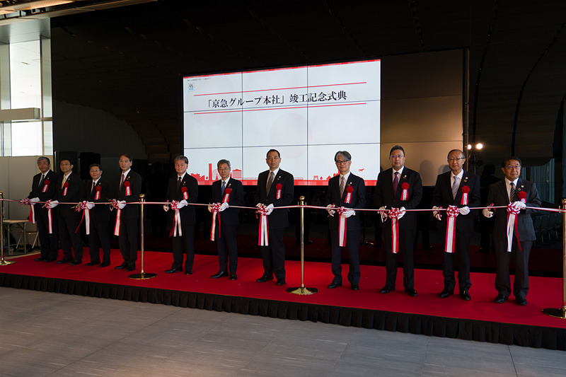 入居する11社の取締役社長が竣工を記念したテープカット