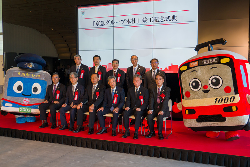 マスコットキャラクター「けいきゅん」「けいまるくん」も参加した記念撮影