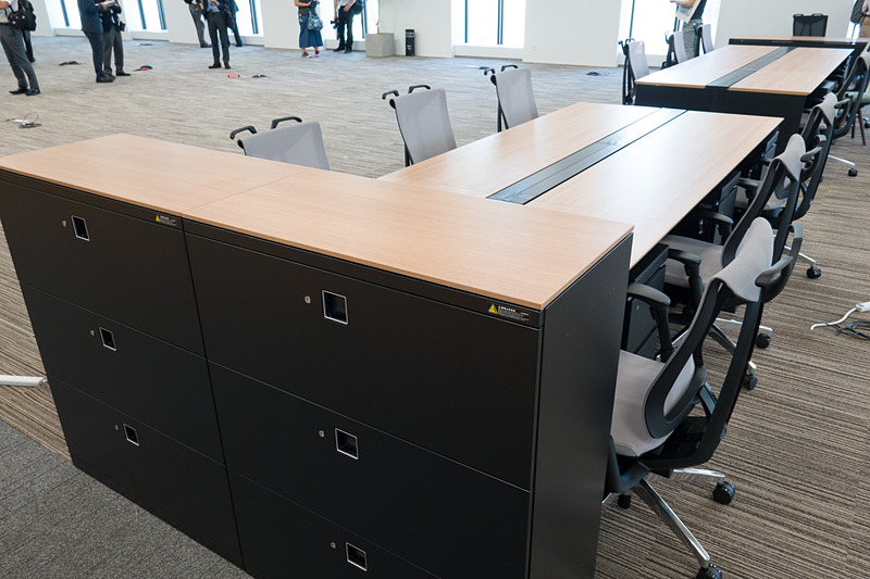 イトーキのオフィスチェアにコクヨのデスク、オカムラのキャビネット