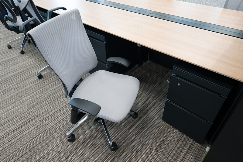 イトーキのオフィスチェアにコクヨのデスク、オカムラのキャビネット