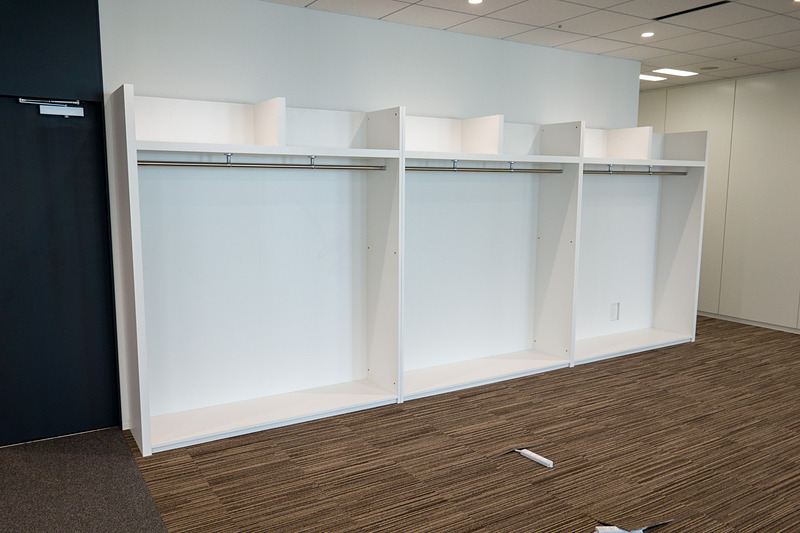 イトーキのオフィスチェアにコクヨのデスク、オカムラのキャビネット