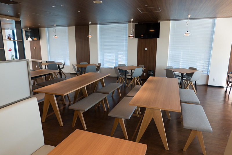 公開時は一部設置されていただけだったが、230席以上の着席スペースを用意する