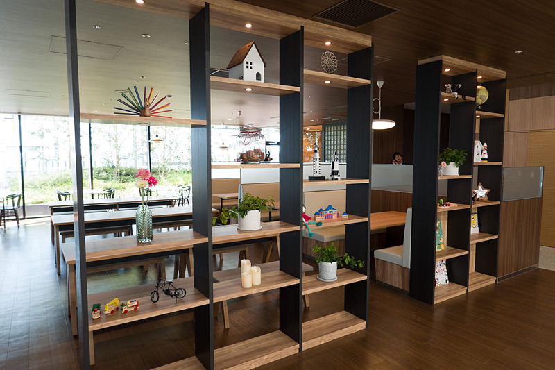 公開時は一部設置されていただけだったが、230席以上の着席スペースを用意する