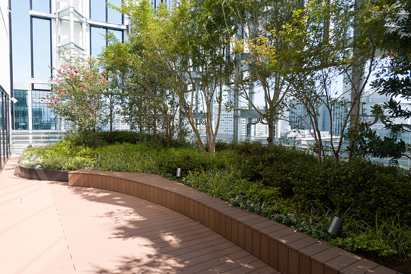 ドアで隔てたオープンエアのスペースも用意している