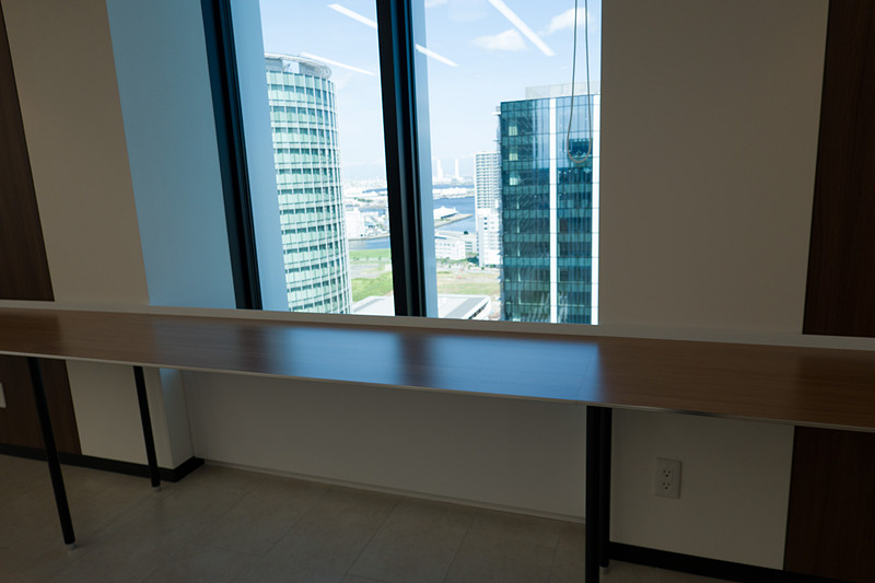 カウンター席からは海の見える景色