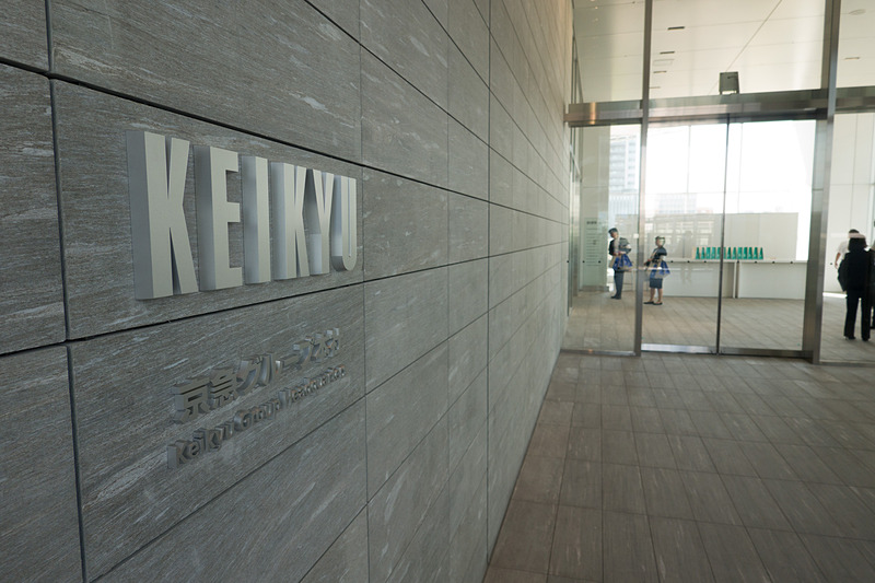 横浜駅方面からは歩行者用デッキで2階につながる