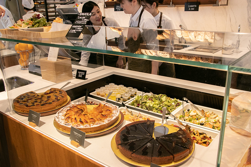 1階はプリンチのフードを用意しつつ、テイクアウト客などライトなニーズに対応。パン屋に寄るように気軽に利用できる