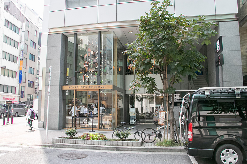 「スターバックス リザーブ ストア 銀座マロニエ通り」は「銀座マロニエ通り」と「銀座三原通り」の交差点に面している