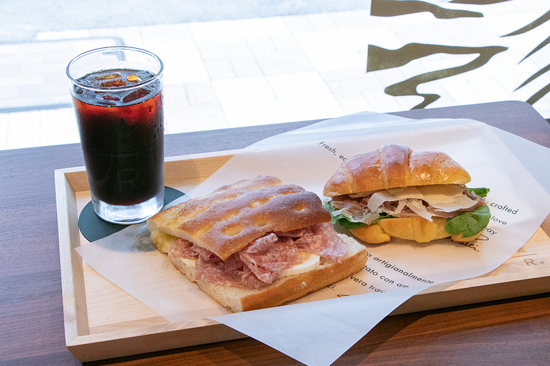 2階がメインフロアとなり、スターバックス リザーブ ロースタリーやプリンチのさまざまなビバレッジとフードを、朝食、ランチ、カフェタイム、バータイムのニーズに合わせて楽しむことができる