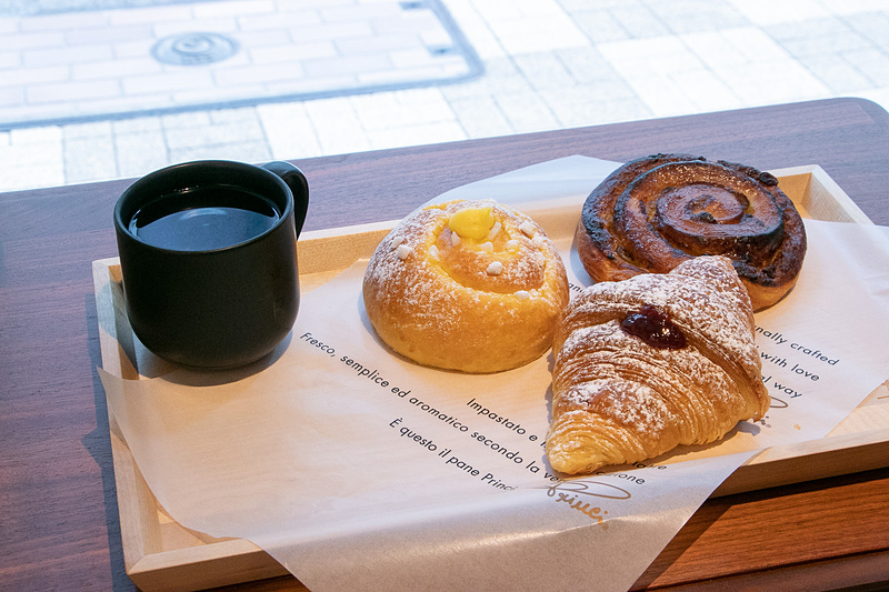 2階がメインフロアとなり、スターバックス リザーブ ロースタリーやプリンチのさまざまなビバレッジとフードを、朝食、ランチ、カフェタイム、バータイムのニーズに合わせて楽しむことができる