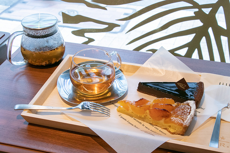 2階がメインフロアとなり、スターバックス リザーブ ロースタリーやプリンチのさまざまなビバレッジとフードを、朝食、ランチ、カフェタイム、バータイムのニーズに合わせて楽しむことができる