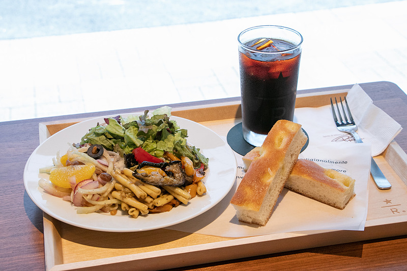 2階がメインフロアとなり、スターバックス リザーブ ロースタリーやプリンチのさまざまなビバレッジとフードを、朝食、ランチ、カフェタイム、バータイムのニーズに合わせて楽しむことができる