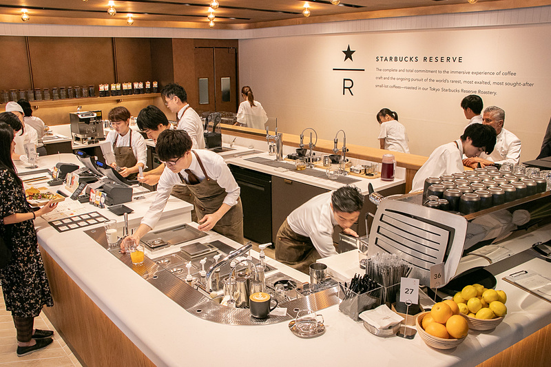 2階がメインフロアとなり、スターバックス リザーブ ロースタリーやプリンチのさまざまなビバレッジとフードを、朝食、ランチ、カフェタイム、バータイムのニーズに合わせて楽しむことができる