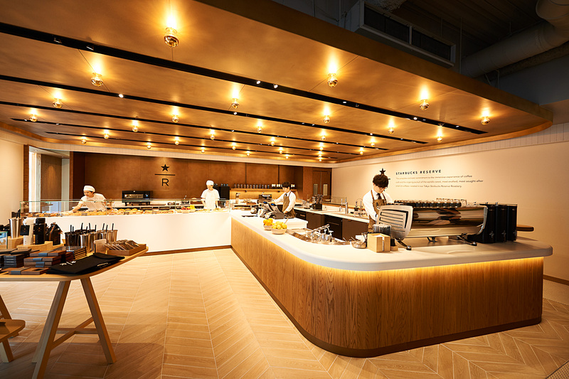 「スターバックス リザーブ ストア 銀座マロニエ通り」の2階（写真提供：スターバックス コーヒー ジャパン）